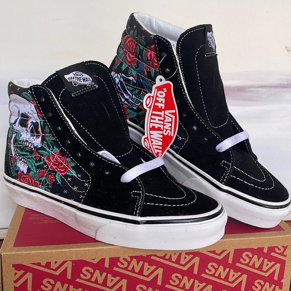 Vans WMNS Sk8-Hi
Rose Skulls Black/True White 
VN0007P6BT
Sneakers - Picture 5 of 16